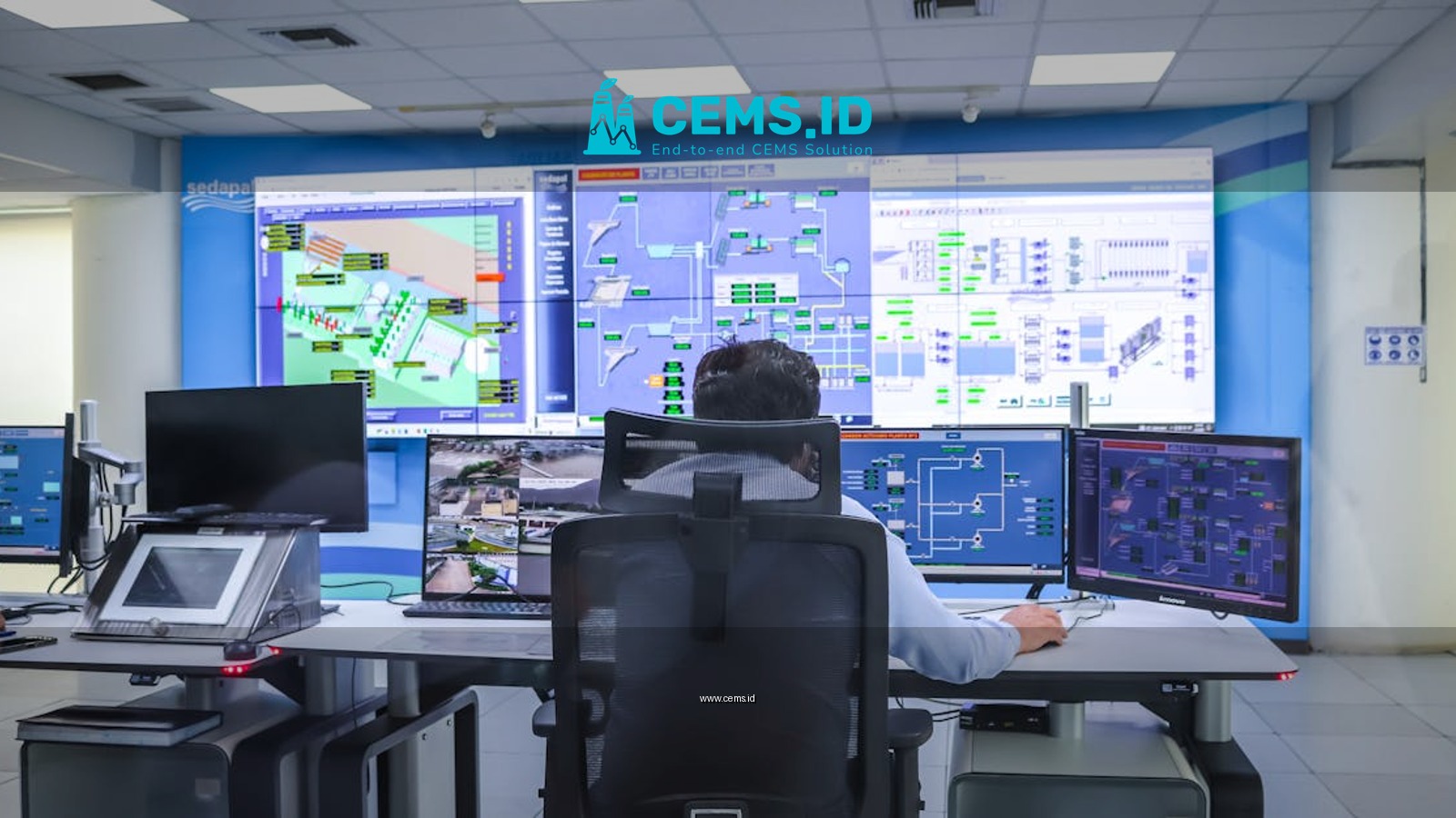 Operator in a modern control room managing technological systems in El Agustino, Lima.