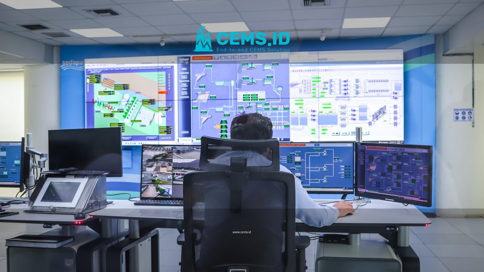 Operator in a modern control room managing technological systems in El Agustino, Lima.