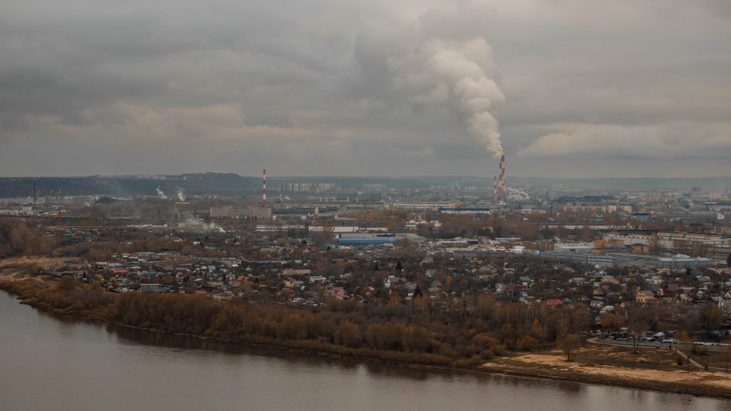 Photo by Владимир Васильев: https://www.pexels.com/photo/smoking-chimneys-in-a-city-14437929/

Kesimpulan