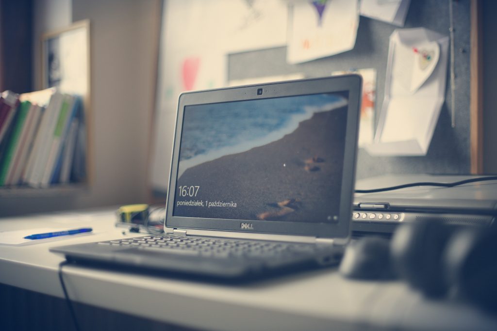 Photo by Adam Sondel: https://www.pexels.com/photo/black-dell-laptop-on-white-desk-1466609/

Kesimpulan