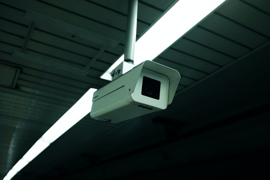 Photo by Alex Knight: https://www.pexels.com/photo/a-white-and-black-cctv-camera-5589597/

Kesimpulan