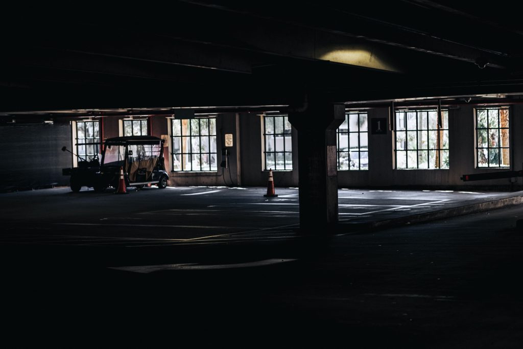 Photo by ALTEREDSNAPS   from Pexels: https://www.pexels.com/photo/silhouetted-empty-warehouse-13875277/

Manfaat Efisiensi dan Kenyamanan