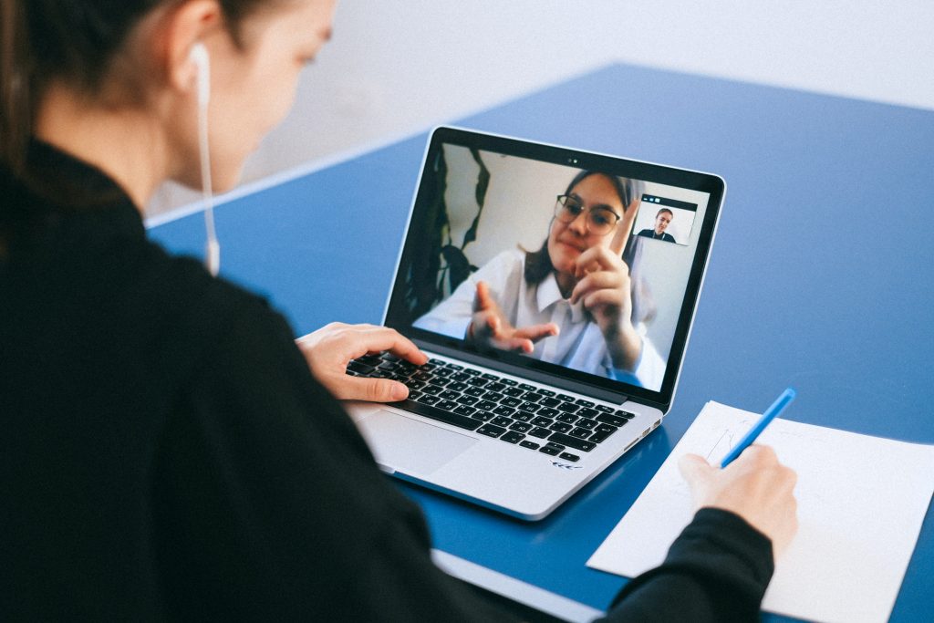 Effective Remote Care
Foto oleh Anna Shvets: https://www.pexels.com/id-id/foto/tangan-orang-orang-wanita-laptop-4226256/