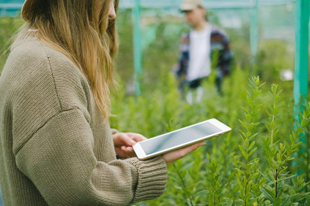 Pantau Kondisi Tanaman di Kebun Via Mobile, Emang Bisa?

Photo by Anna Shvets: https://www.pexels.com/photo/woman-using-tablet-for-photographing-plants-in-greenhouse-5230957/