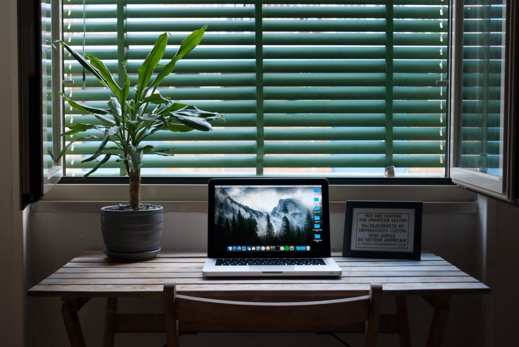 Photo by Antonio Borriello: https://www.pexels.com/photo/photo-of-macbook-air-on-a-table-next-to-house-plant-and-picture-frame-1297611/

Memanfaatkan Kecerdasan Buatan untuk Efisiensi di Smart Office