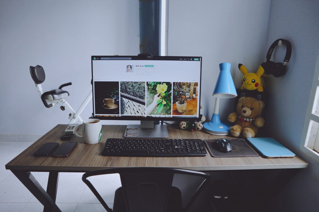 Photo by Bich Tran: https://www.pexels.com/photo/flat-screen-computer-monitor-1714340/

Manfaat Smart Living bagi Kehidupan Modern