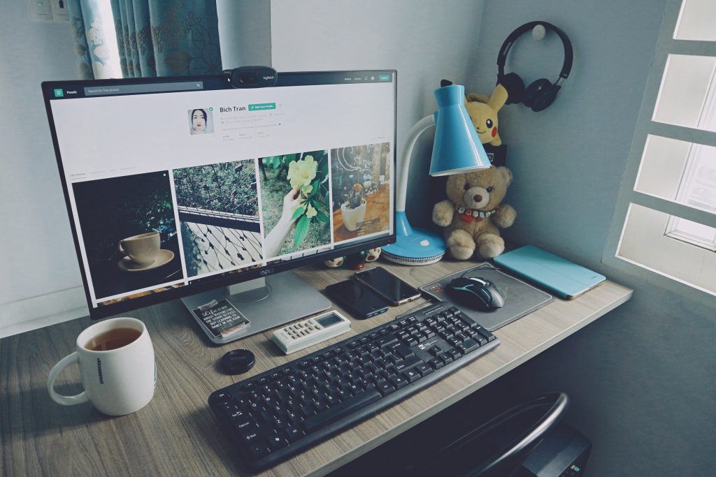 Photo by Bich Tran: https://www.pexels.com/photo/turned-on-monitor-keyboard-and-items-on-desk-1714341/

Teknologi Cerdas untuk Pengelolaan Waktu dan Tugas