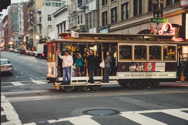 Enhancing Public Transportation
Foto oleh Brett Sayles: https://www.pexels.com/id-id/foto/bus-putih-dan-hitam-dekat-gedung-putih-1115254/