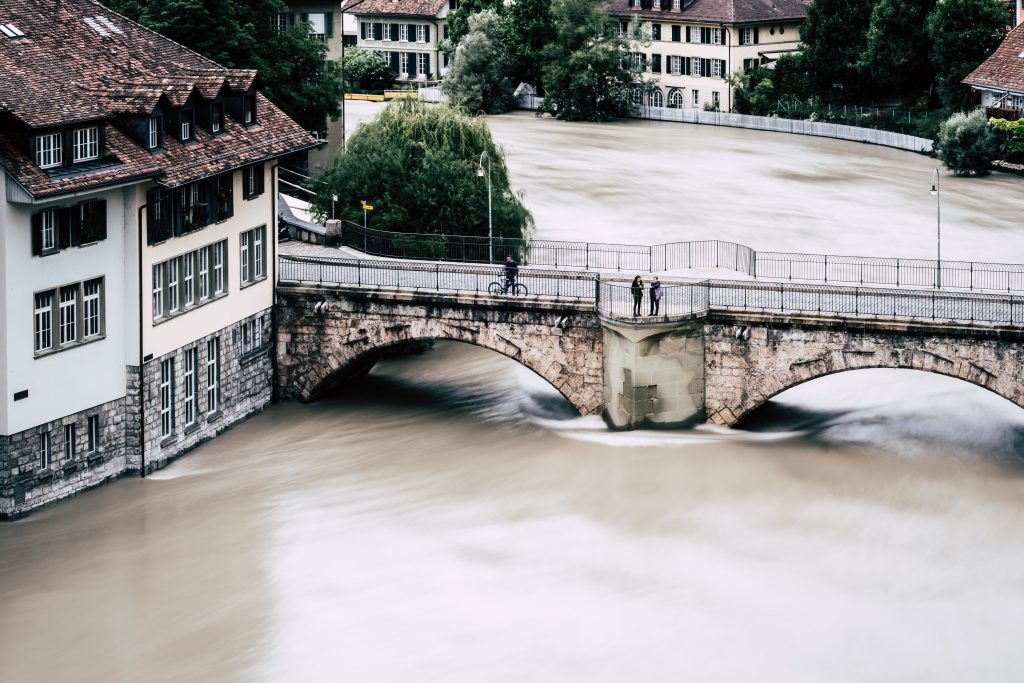 Photo by Christian Wasserfallen: https://www.pexels.com/photo/drone-footage-of-heavy-flood-in-a-town-8770487/

Pentingnya Kualitas Air dalam Situasi Banjir