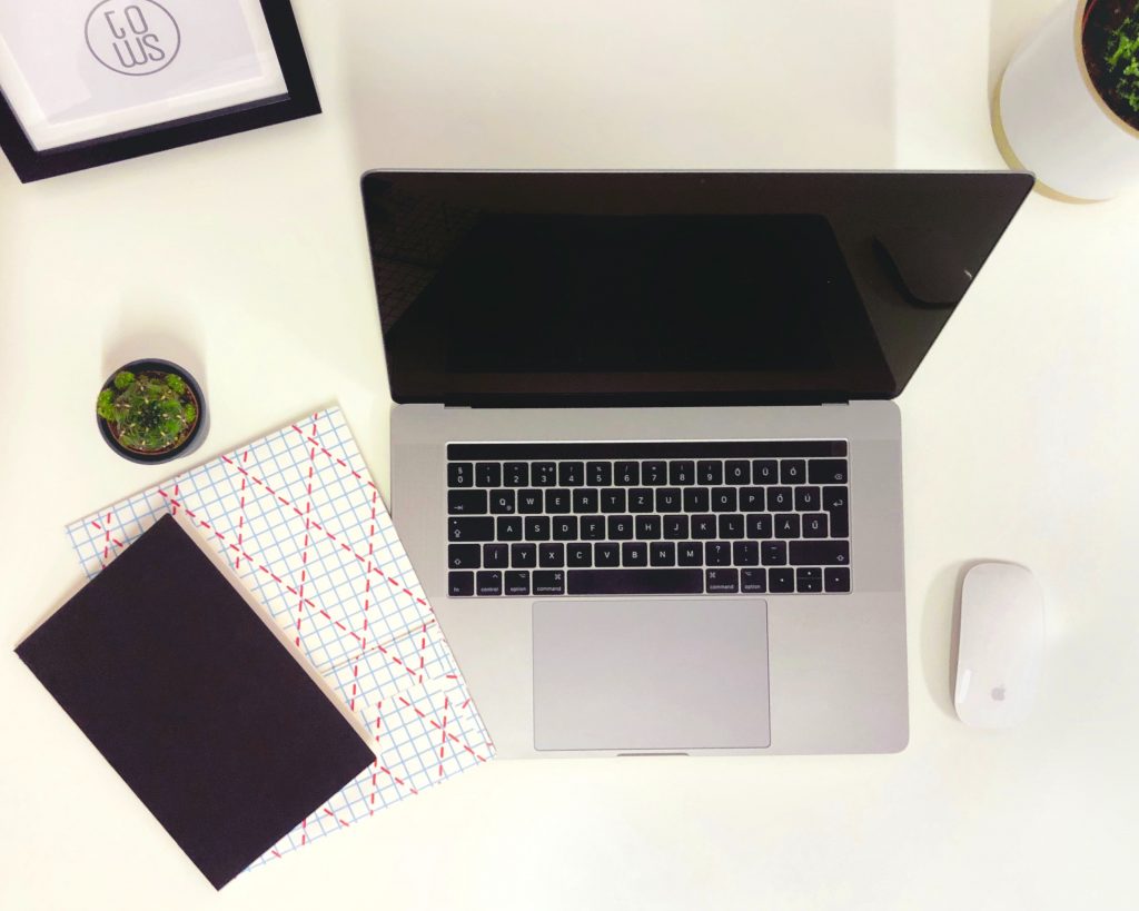 Photo by David: https://www.pexels.com/photo/macbook-pro-on-white-table-3712595/

Pendahuluan 