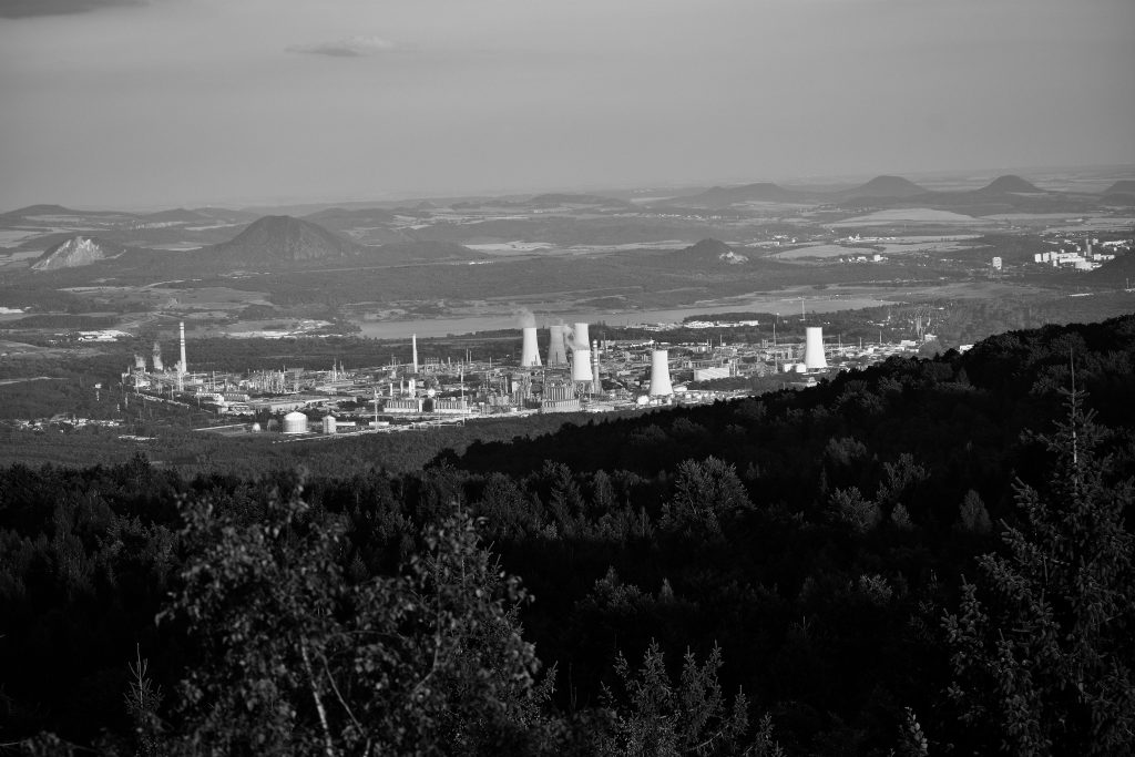 Photo by David K: https://www.pexels.com/photo/aerial-photography-of-an-industrial-plant-12985513/

Kesimpulan