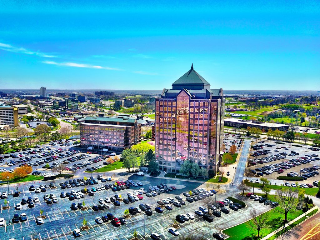 Photo by David McBee: https://www.pexels.com/photo/building-surrounded-by-parking-lot-under-clear-day-sky-388829/

Smart Parking: Mengoptimalkan Ruang Parkir dengan Teknologi