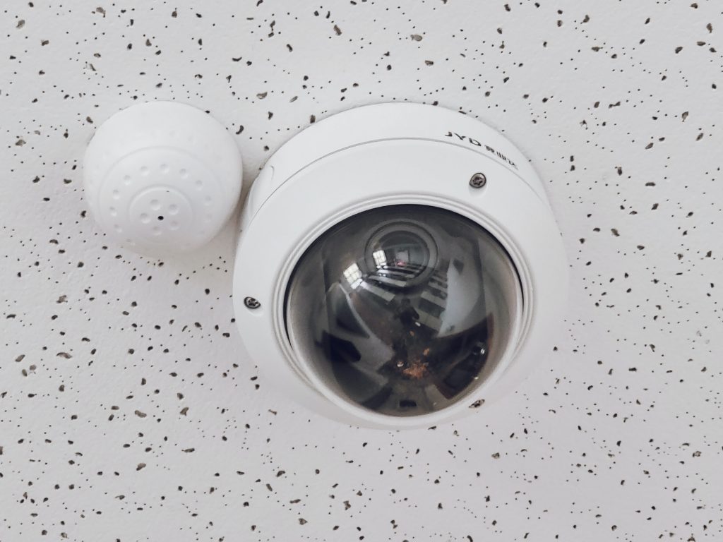 Photo by David Yu: https://www.pexels.com/photo/a-round-white-cctv-camera-7508684/

Mengapa Informasi Real-time Penting?