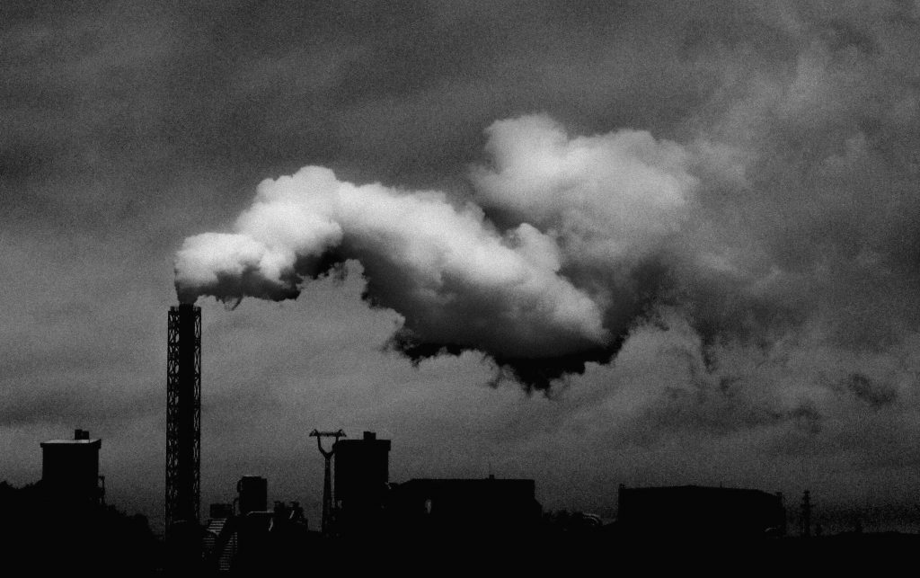 Photo by Elīna Arāja: https://www.pexels.com/photo/monochrome-photo-of-industrial-plant-3401354/

Kesimpulan