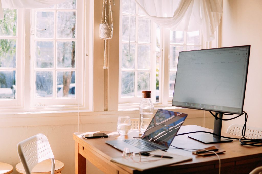 Photo by Elle Hughes from Pexels: https://www.pexels.com/photo/white-laptop-and-monitor-on-table-5155218/

Memanfaatkan Kecerdasan Buatan untuk Meningkatkan Efisiensi di Tempat Kerja dengan Konsep Smart Office