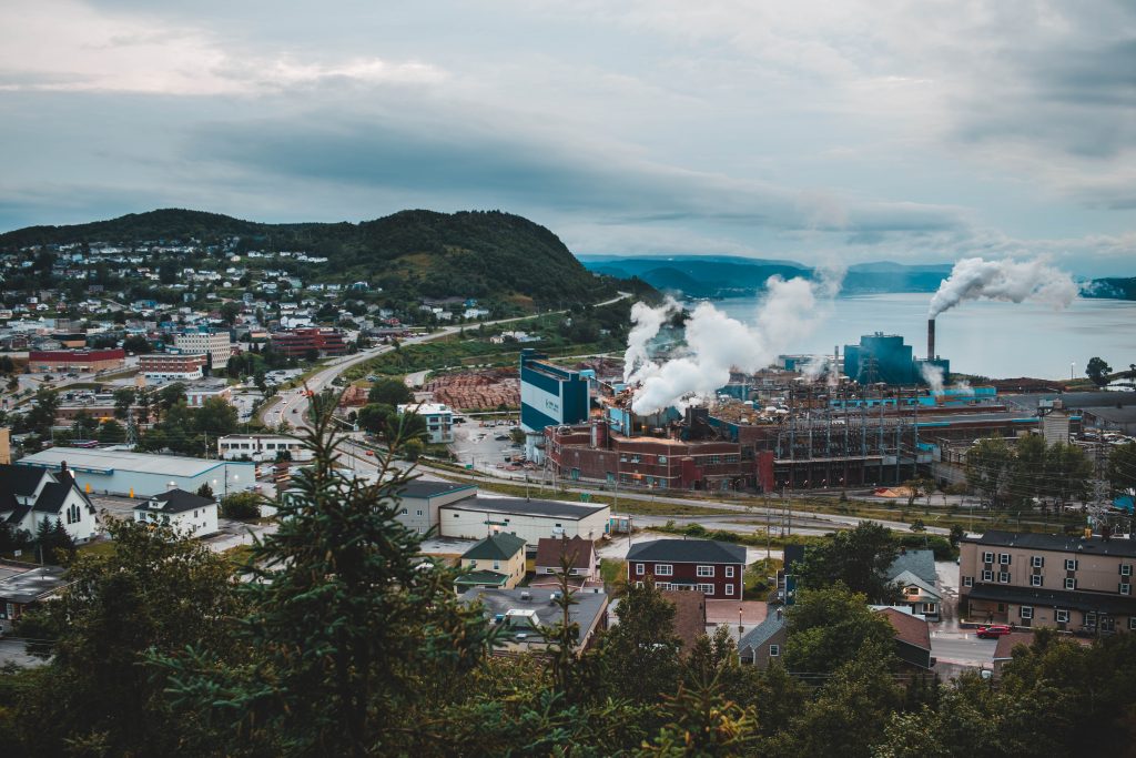 Photo by Erik Mclean: https://www.pexels.com/photo/factory-with-smoke-coming-out-of-chimneys-in-a-city-6040936/

Integrasi Robotika dan Manusia: Paradigma Smart Industri