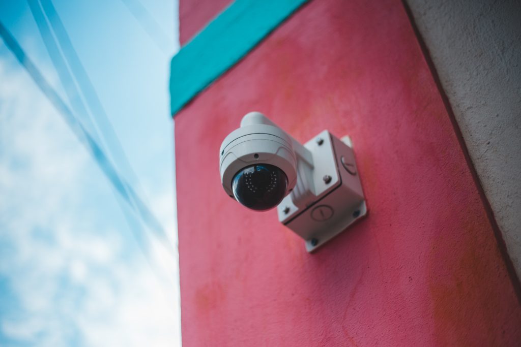 Photo by Erik Mclean from Pexels: https://www.pexels.com/photo/a-close-up-shot-of-a-security-camera-7635126/

Mengapa EWS Terintegrasi Penting?