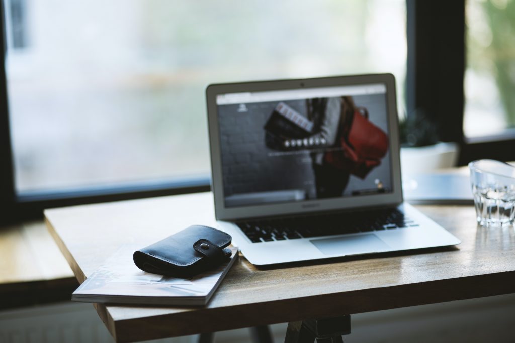 Photo by EVG Kowalievska from Pexels: https://www.pexels.com/photo/opened-laptop-on-table-1128240/

Heading: Transformasi Pendidikan Menuju Masyarakat Pintar: Dampak Positif Konsep Smart Living  