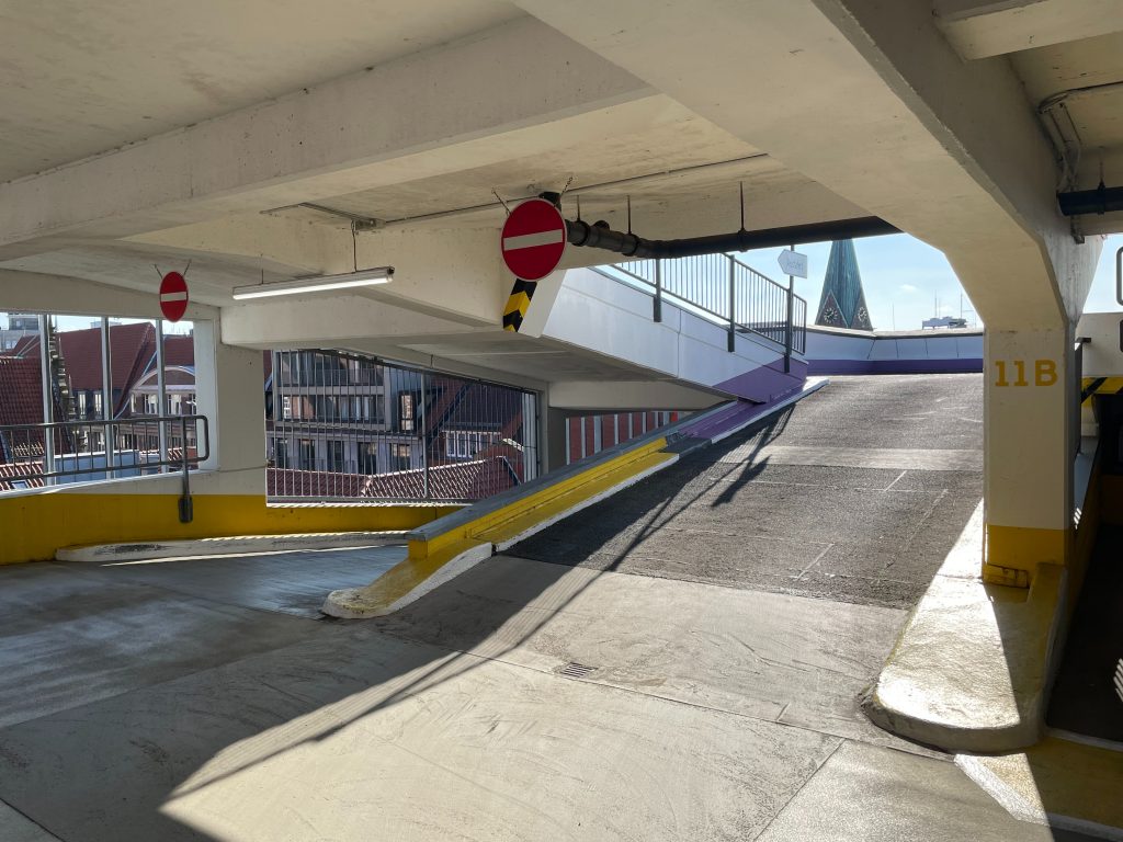 Photo by Finn Kuhn: https://www.pexels.com/photo/ramp-in-a-parking-deck-11435670/

Mengatasi Kemacetan dan Pencarian Parkir melalui Smart Parking