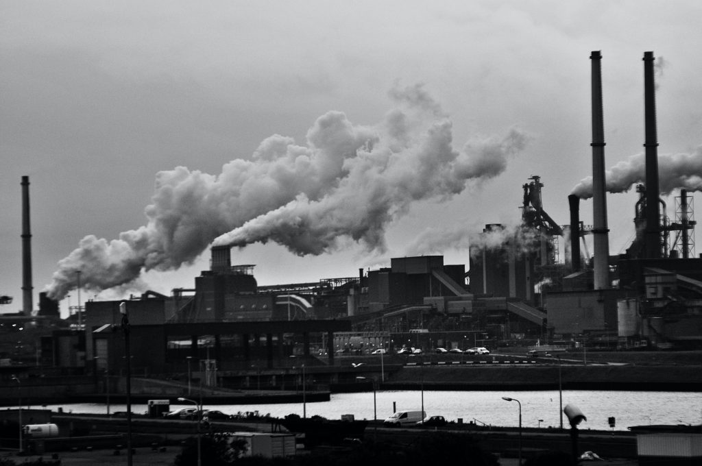 Photo by Frans van Heerden: https://www.pexels.com/photo/grayscale-photography-of-locomotive-train-beside-factory-682078/

Mengatasi Ancaman: Langkah-Langkah Kunci