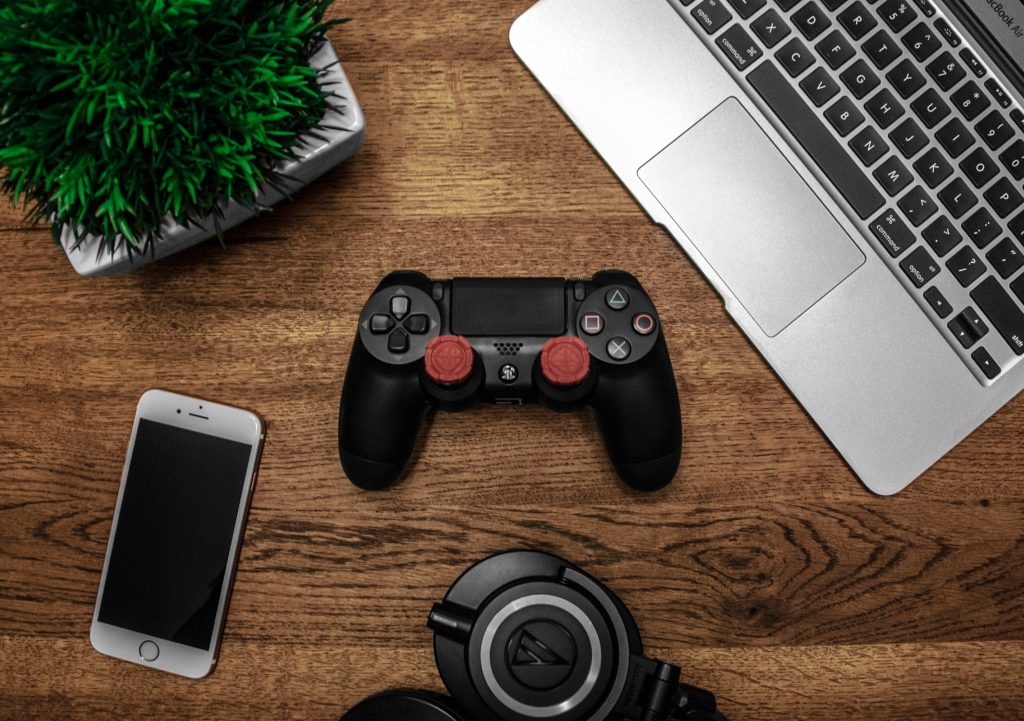 Photo by Garrett Morrow: https://www.pexels.com/photo/black-game-console-on-wooden-surface-682933/

Memahami Teknologi Smart Living