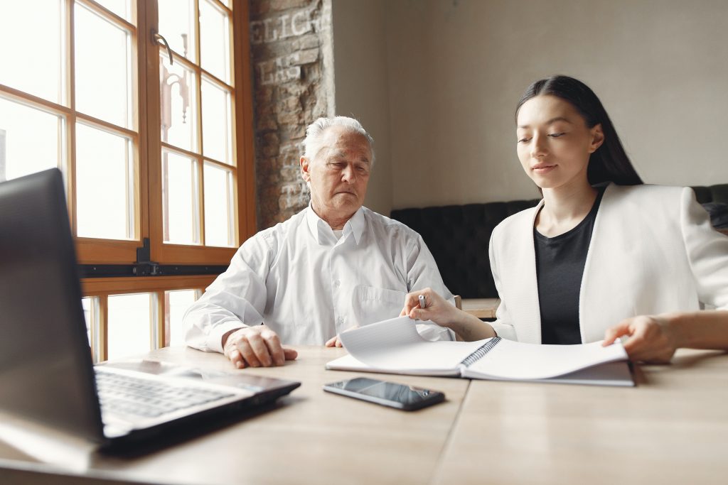 Customer Analytics
Foto oleh Gustavo Fring: https://www.pexels.com/id-id/foto/pria-wanita-smartphone-laptop-4173362/