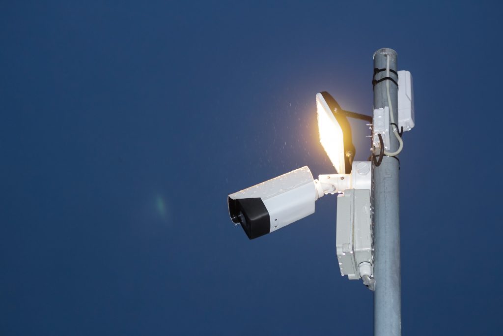 Photo by Henrikas Mackevicius: https://www.pexels.com/photo/surveillance-camera-and-illuminated-light-under-a-blue-sky-4059469/

Keuntungan Meningkatkan Efisiensi Evakuasi