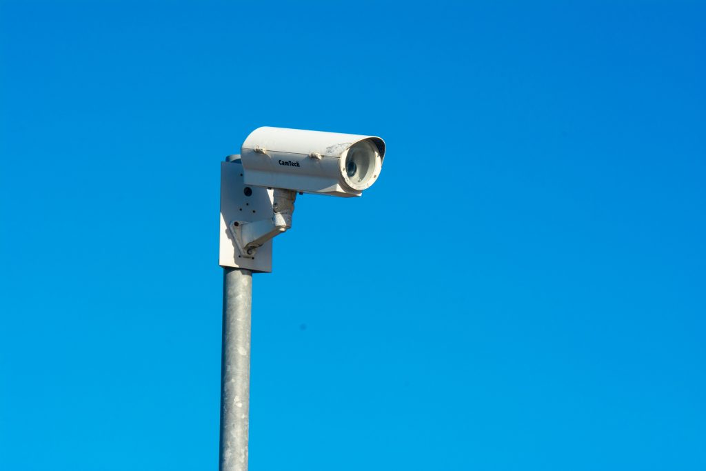 Photo by Jan van der Wolf: https://www.pexels.com/photo/photo-of-a-cctv-camera-against-the-blue-sky-15640038/

Kesimpulan