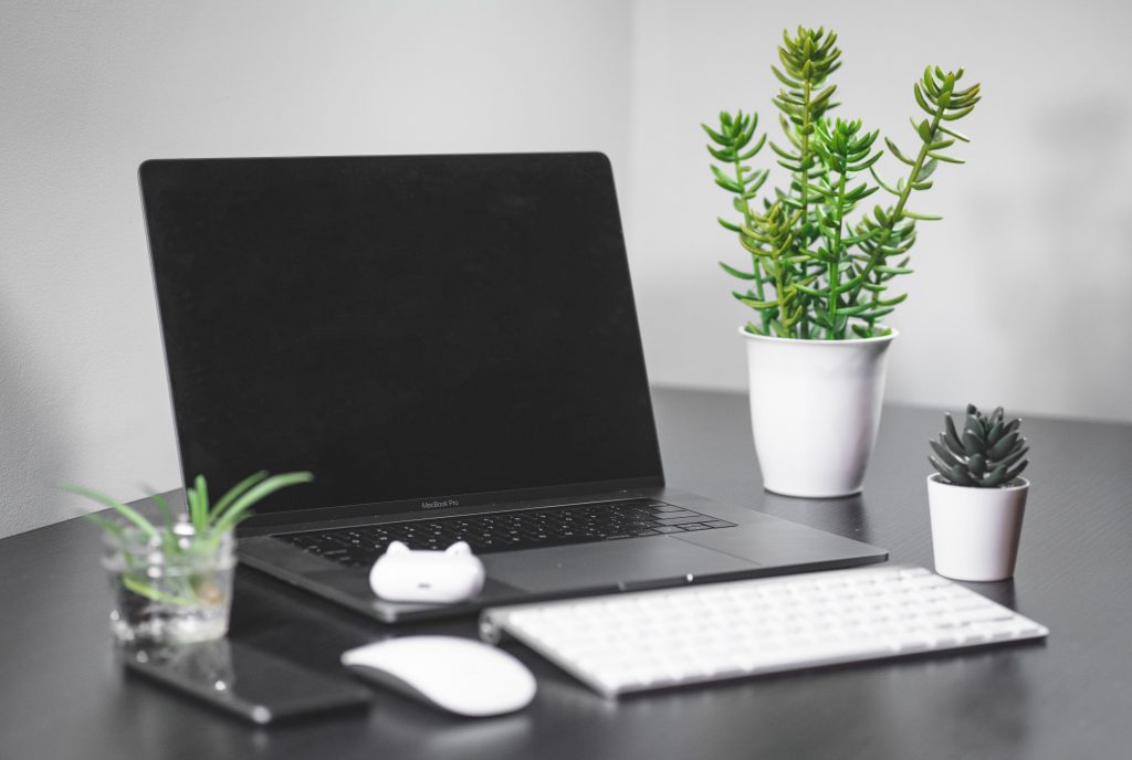 Photo by Jean-Daniel Francoeur: https://www.pexels.com/photo/macbook-on-a-table-4006182/

Tempat Hunian Cerdas: Era Baru Transformasi Rumah