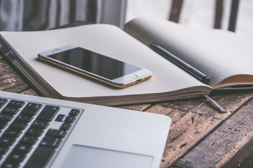 Photo by Jessica Lewis: https://www.pexels.com/photo/gold-iphone-7-on-top-of-book-beside-macbook-583848/

Kesimpulan