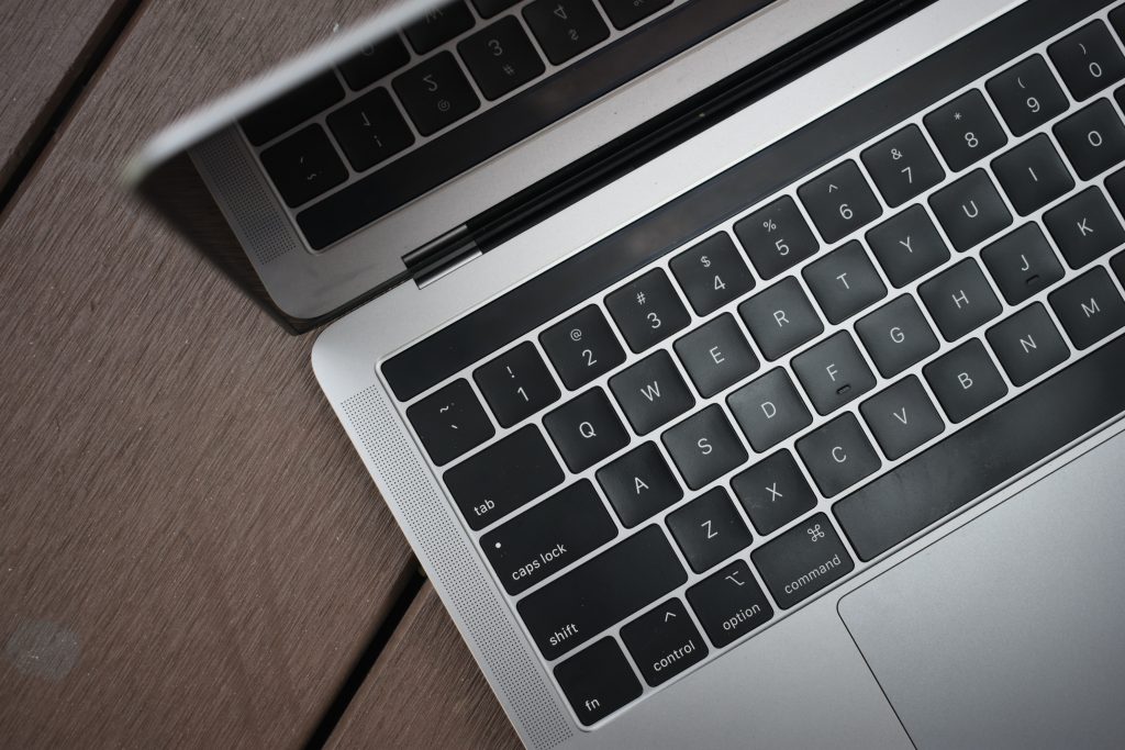 Photo by Jourdan Wee from Pexels: https://www.pexels.com/photo/black-and-silver-laptop-computer-3644098/

Keamanan yang Ditingkatkan