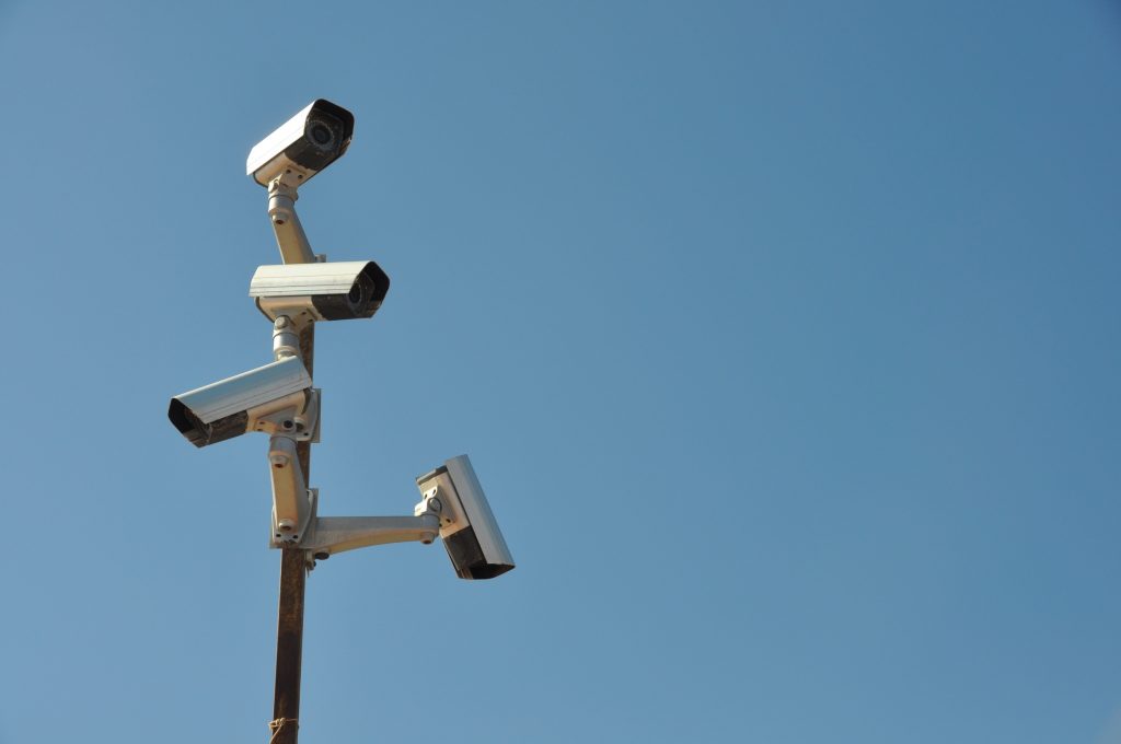 Photo by Jürgen Jester: https://www.pexels.com/photo/surveillance-cameras-on-a-metal-post-4497236/

Peran Teknologi dalam Meningkatkan Efisiensi Evakuasi