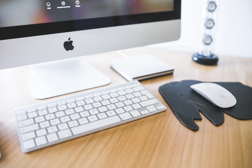 Photo by Kaboompics .com: https://www.pexels.com/photo/apple-imac-close-up-of-monitor-mouse-and-keyboard-6415/

Manfaat Lingkungan Kerja Cerdas Berbasis IoT