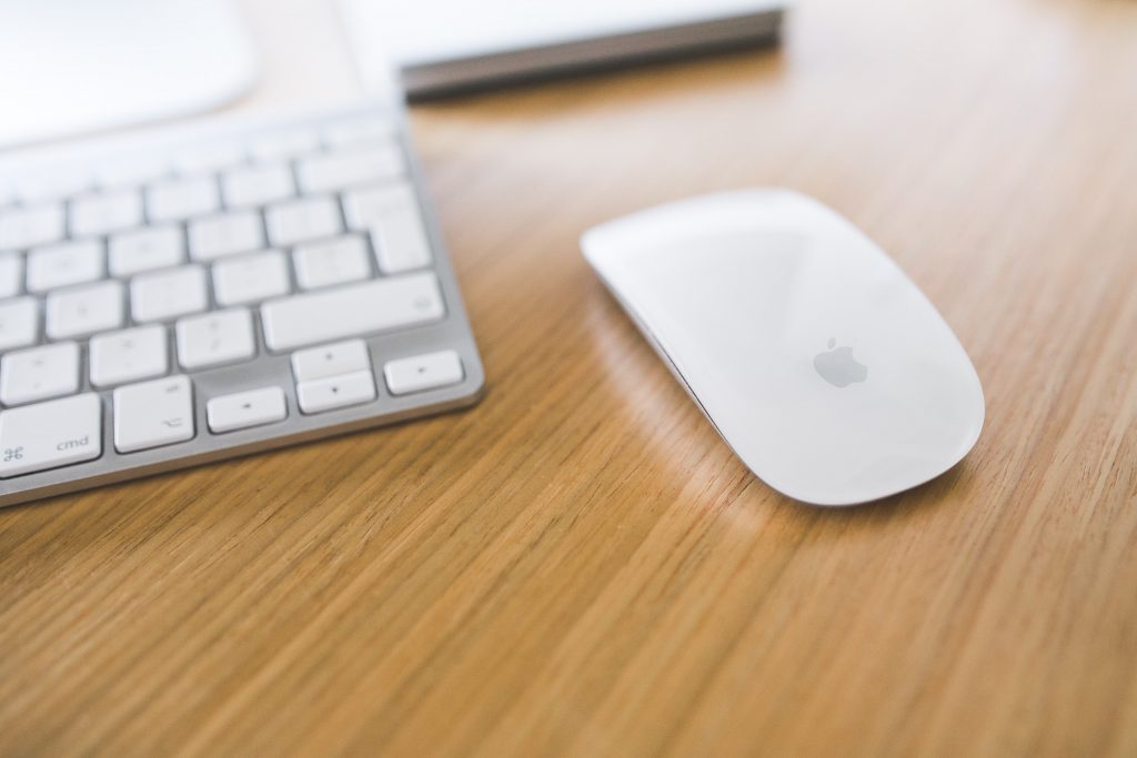 Photo by Kaboompics .com: https://www.pexels.com/photo/white-apple-mouse-and-keyboard-on-a-wooden-desk-6416/

Kecerdasan Buatan: Menuju Kehidupan Lebih Efisien dan Nyaman