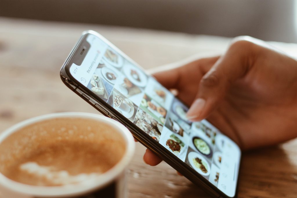 Enhancing Social Services with IoT Sensors
Foto oleh Kerde Severin: https://www.pexels.com/id-id/foto/fotografi-fokus-selektif-orang-yang-menggunakan-iphone-x-1542252/