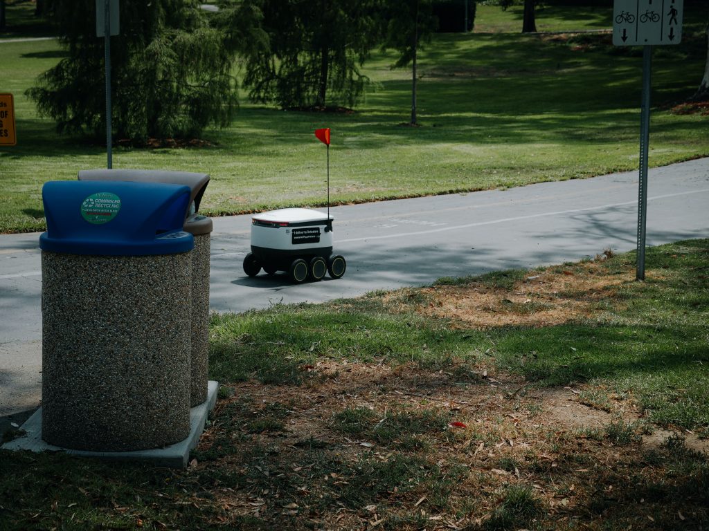 IoT Sensors in Environmental Monitoring
Foto oleh Kindel Media: https://www.pexels.com/id-id/foto/trotoar-mesin-inovasi-mobilitas-8566625/