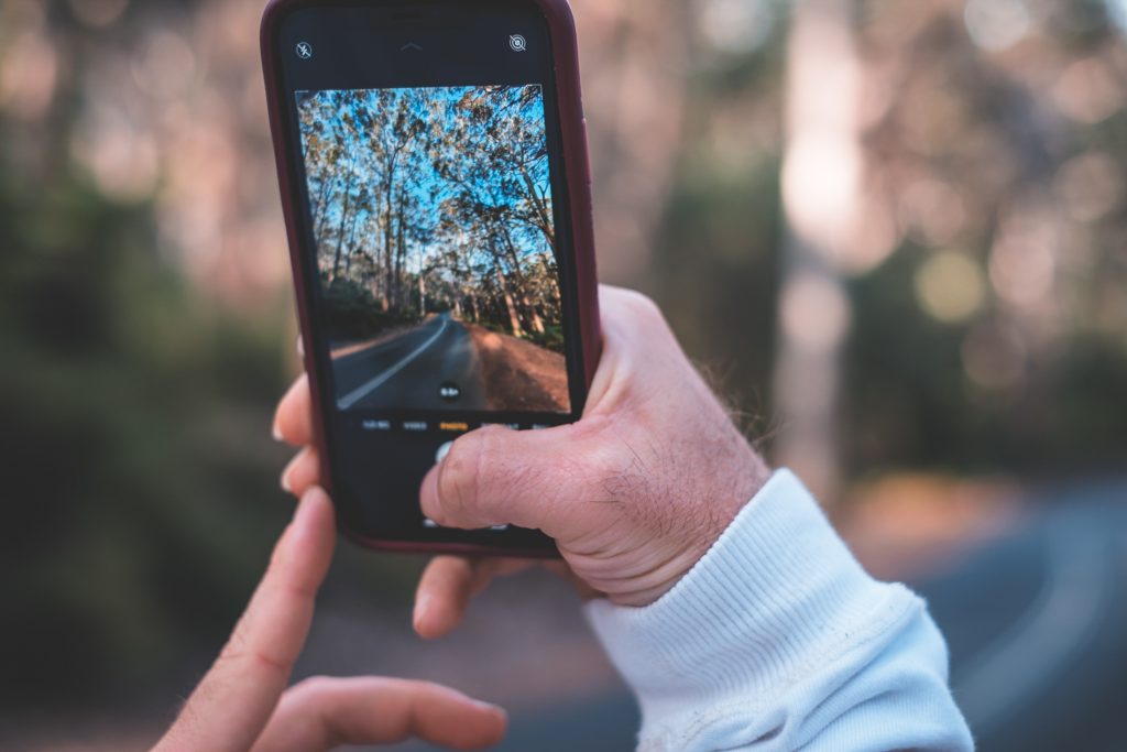 IoT dan Sensor Cerdas: Transformasi Tata Kelola Wisata
Foto oleh Lachlan  Ross: https://www.pexels.com/id-id/foto/pangkas-pria-yang-tidak-dikenali-yang-mengambil-foto-jalan-pedesaan-5967871/