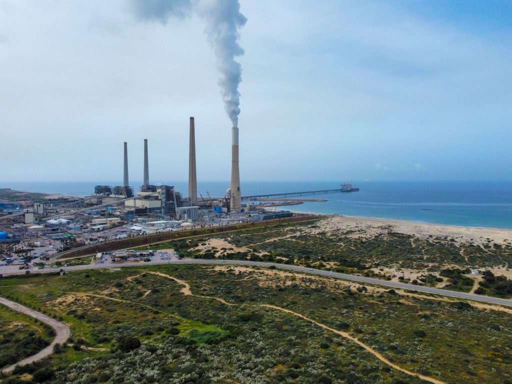 Photo by Lio Voo: https://www.pexels.com/photo/aerial-view-of-an-industrial-plant-12831608/

Transformasi Industri: Kecerdasan Buatan di Smart Manufacturing