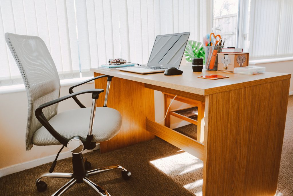 Photo by Lisa Fotios: https://www.pexels.com/photo/white-rolling-armchair-beside-table-1957478/

Manfaat Transformasi ke Smart Office