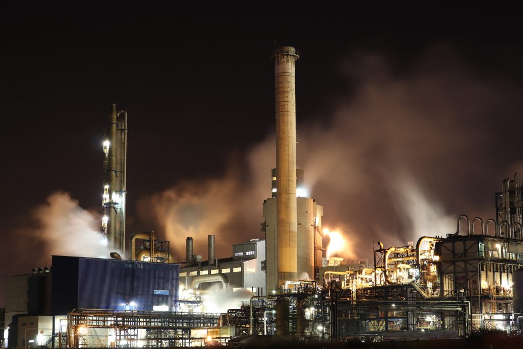 Photo by Loïc Manegarium: https://www.pexels.com/photo/brown-and-white-factory-building-during-night-time-3855962/

Kesimpulan