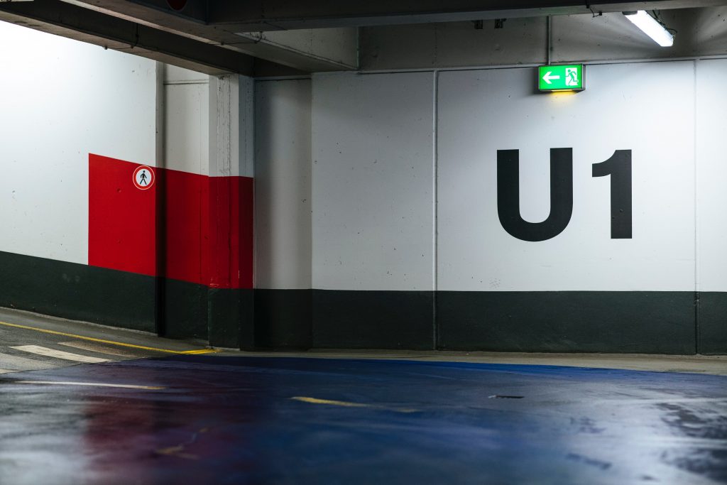 Photo by Markus Spiske: https://www.pexels.com/photo/parking-level-signage-on-car-park-entrance-11145684/

Kesimpulan