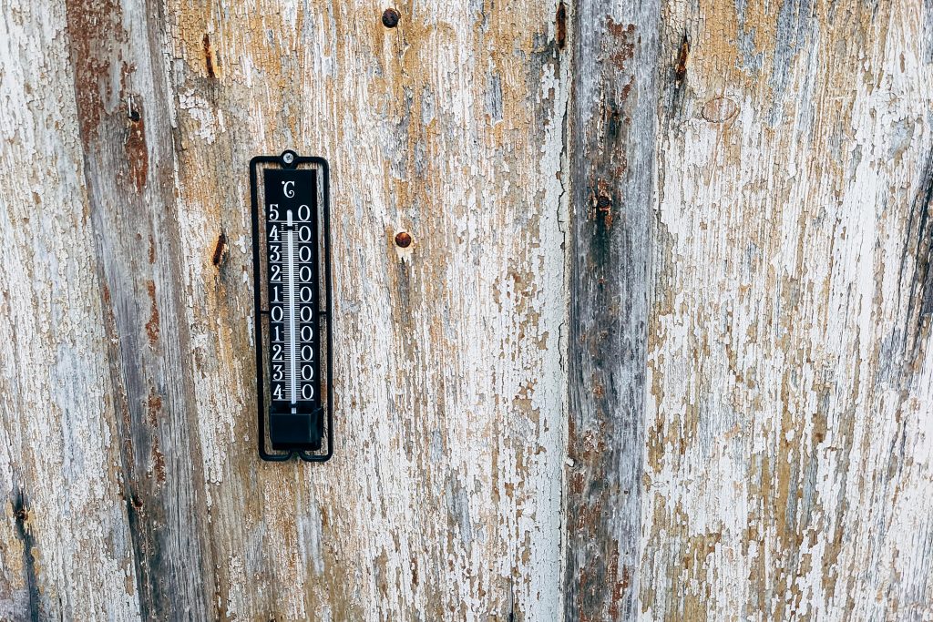 Monitoring Temperature
Foto oleh Markus Winkler: https://www.pexels.com/id-id/foto/kayu-gelap-kotor-tekstur-18510516/