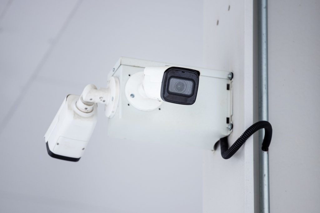 Photo by Mateusz Feliksik: https://www.pexels.com/photo/mounted-surveillance-camera-on-the-wall-13422379/

Solusi untuk Mengatasi Tantangan