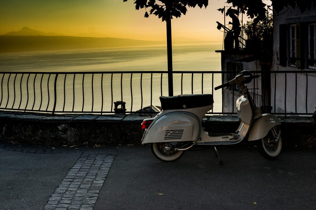 Photo by Matheus Guimarães: https://www.pexels.com/photo/parked-motor-scooter-627416/

Dampak Lingkungan yang Positif