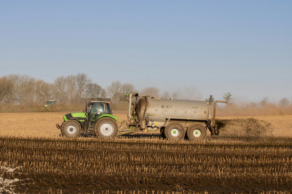 Precise Fertilization
Foto oleh Mirko Fabian: https://www.pexels.com/id-id/foto/pemandangan-alam-bidang-pedesaan-11996945/