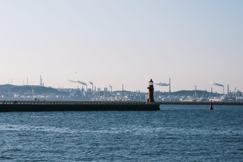 Photo by .M.Q Huang: https://www.pexels.com/photo/lighthouse-tower-on-the-ocean-8155290/

Big Data: Landasan Smart Industri yang Kuat