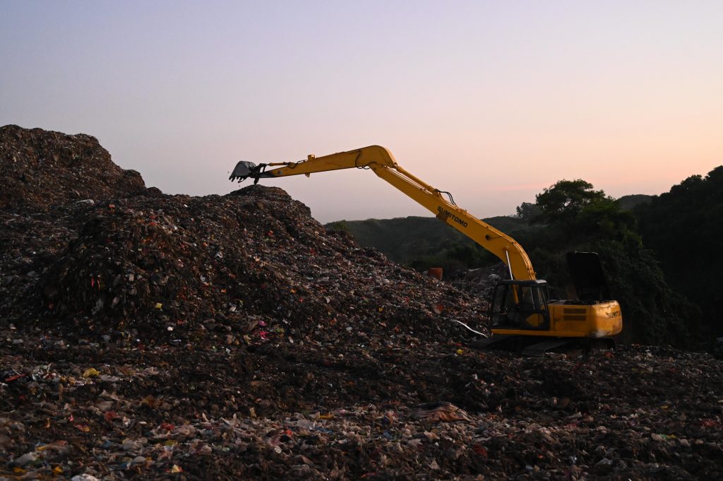 Mengoptimalkan Pengelolaan Limbah
Foto oleh Mumtahina Tanni: https://www.pexels.com/id-id/foto/excavator-bekerja-di-tempat-pembuangan-akhir-3230538/