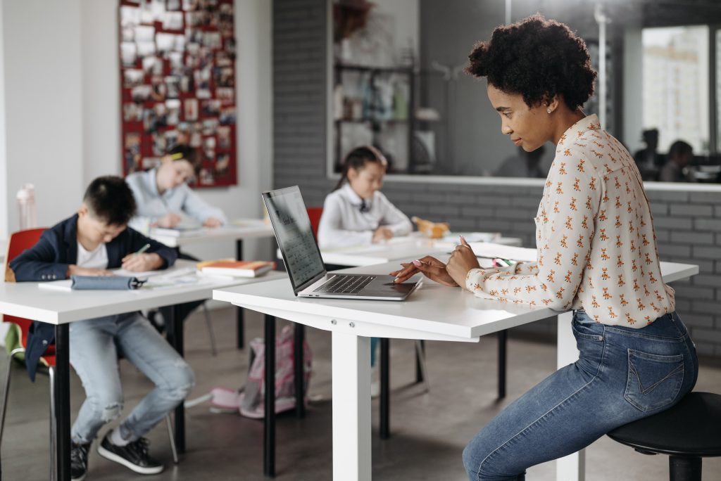 Sensor Kehadiran Siswa: Dasar Kerja
Foto oleh Pavel Danilyuk: https://www.pexels.com/id-id/foto/laptop-duduk-sekolah-muda-8423092/