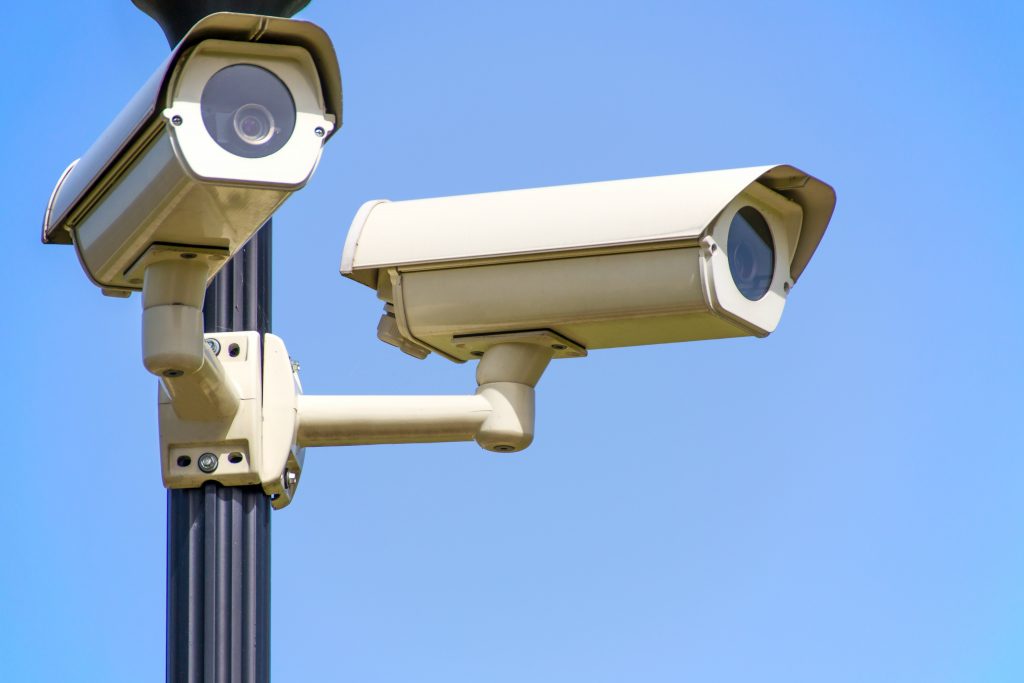 Photo by PhotoMIX Company: https://www.pexels.com/photo/white-2-cctv-camera-mounted-on-black-post-under-clear-blue-sky-96612/

Kontribusi Teknologi Pemantauan Lingkungan pada Sistem EWS