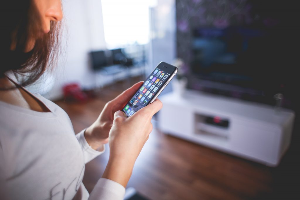 Sensor Kontak
Foto oleh picjumbo.com: https://www.pexels.com/id-id/foto/wanita-mengenakan-kemeja-leher-v-putih-menggunakan-iphone-space-grey-6-225232/